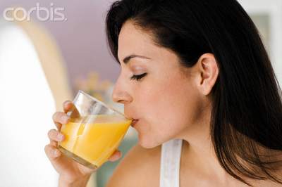 Nước táo và nước cam có thể hạn chế khả năng hấp thụ thuốc 
